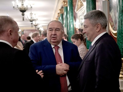 Ališer Usmanov (v strede)