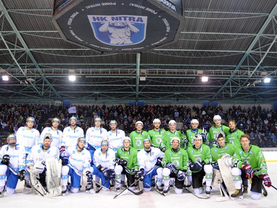 Spoločná fotografia finálových tímov Tipsport (v bielom) a Škoda (v zelenom) po skončení finálového zápasu All Stars víkendu Tipsport ligy v Nitre