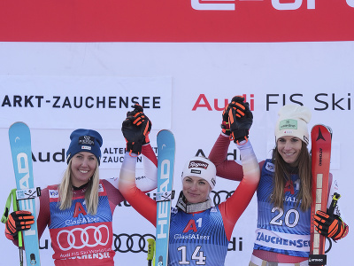 Uprostred švajčiarska lyžiarka Lara Gutová-Behramiová oslavuje víťazstvo v super-G Svetového pohára v rakúskom stredisku Altenmarkt-Zauchensee, vľavo druhá Rakúšanka Cornelia Hütterová, vpravo tretia jej krajanka Mirjam Puchnerová.