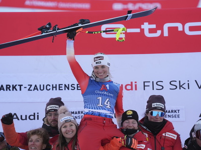 Švajčiarska lyžiarka Lara Gutová-Behramiová s tímom oslavuje víťazstvo v super-G Svetového pohára v rakúskom stredisku Altenmarkt-Zauchensee