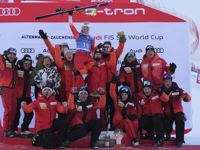 Švajčiarska lyžiarka Lara Gutová-Behramiová s tímom oslavuje víťazstvo v super-G Svetového pohára v rakúskom stredisku Altenmarkt-Zauchensee