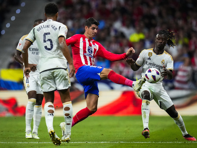 Álvaro Morata (v červenom) v súboji o loptu