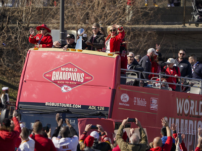 Americkí futbalisti tímu Kansas City Chiefs oslavujú víťazstvo a titul Super Bowlu počas sprievodu v uliciach Kansas City