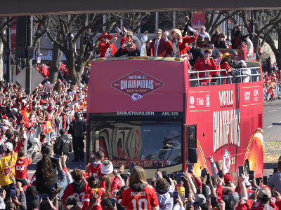 Americkí futbalisti tímu Kansas City Chiefs oslavujú víťazstvo a titul Super Bowlu počas sprievodu v uliciach Kansas City