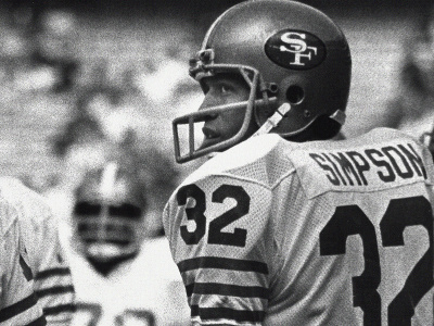 Na archívnej snímke zo 16. decembra 1979 hráč amerického futbalu O. J. Simpson z tímu San Francisco 49ers sa pozerá na fanúšikov pred zápasom NFL Atlanta Falcons - San Francisco 49ers v Atlante.