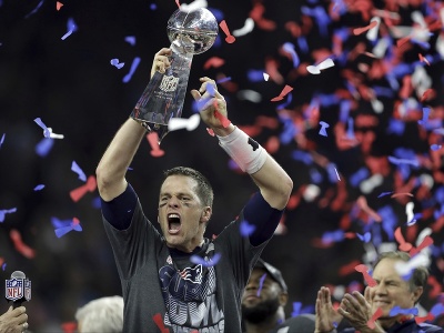 Tom Brady s trofejou