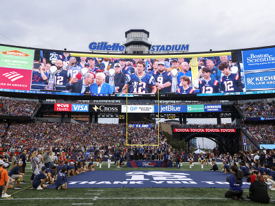 Bývalá hviezda NFL Tom Brady sa po troch rokoch slávnostne vrátila na štadión New England Patriots 