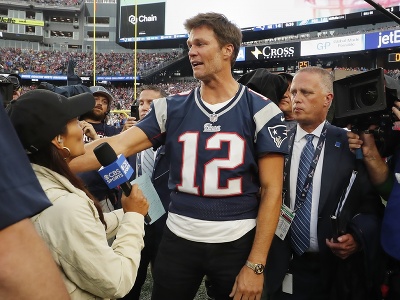 Bývalá hviezda NFL Tom Brady sa po troch rokoch slávnostne vrátila na štadión New England Patriots 