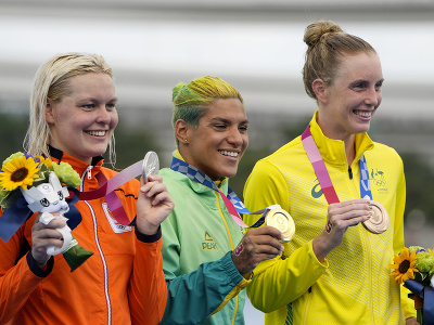 Brazílska diaľková plavkyňa Ana Marcela Cunhová (v strede) získala v Tokiu zlatú medailu na 10 km trati. Striebro získala Holanďanka Sharon van Rouwendaalová (vľavo), bronz Austrálčanka Kareena Leeová (vpravo)