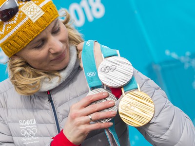 Slovenská biatlonistka Anastasia Kuzminová pózuje s medailami