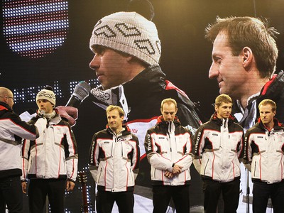 Matej Kazár (druhý zľava) a Pavol Hurajt (tretí zľava) počas osláv príchodu držiteľky zlatej olympijskej medaily zo Soči Anastasie Kuzminovej do Banskej Bystrice