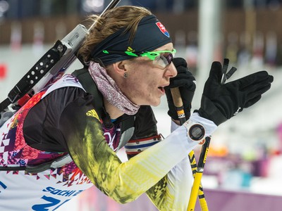 Slovenská reprezentantka v biatlone Anastasia Kuzminová počas biatlonových pretekov na 15 km