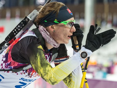 Slovenská reprezentantka v biatlone Anastasia Kuzminová počas biatlonových pretekov na 15 km