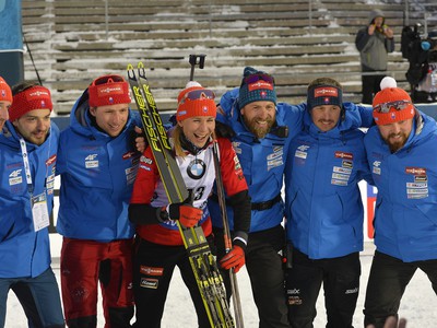 Anastasia Kuzminová oslavuje triumf so svojim tímom