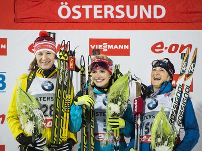 Stupeň víťazov (zľava): Anastasia Kuzminová, Gabriela Soukalová a Marie Laure Brunet