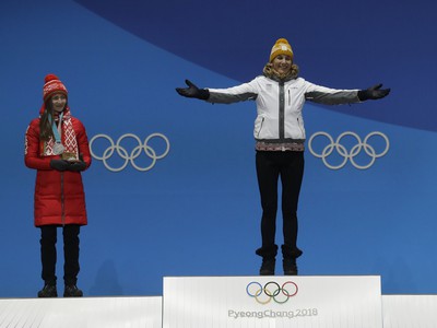 Zlatá Anastasia Kuzminová si užíva ceremoniál počas odovzdávania medailí