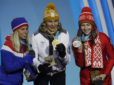 Tiril Eckhoffová, Anastasia Kuzminová a Darya Domračevová s medailami