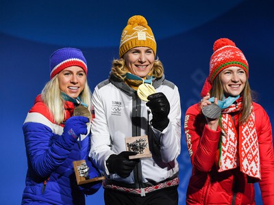 Tiril Eckhoffová, Anastasia Kuzminová a Darya Domračevová s medailami