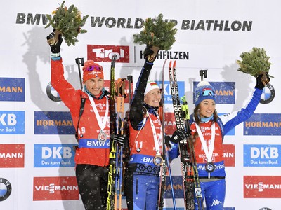Víťazná bieloruská biatlonistka Darja Domračevová (uprostred), druhá Slovenka Anastasia Kuzminová (vľavo) a tretia Talianka Dorothea Wiererová (vpravo) na pódiu pre víťazky