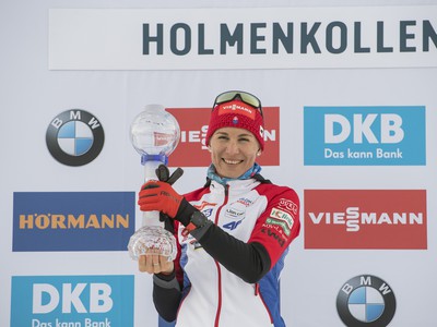 Na snímke slovenská biatlonistka Anastasia Kuzminová pózuje s malým krištáľovým glóbusom za šprint po víťazstve v šprinte žien na 7,5 km