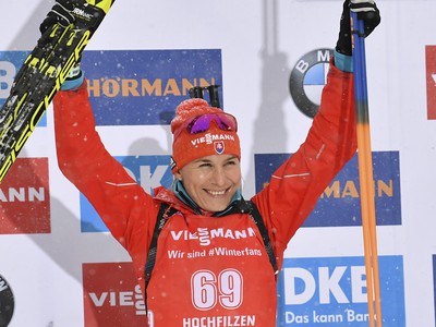 Anastasia Kuzminová oslavuje na pódiu po tom, ako skončila druhá v šprinte na 7,5 km 2. kola Svetového pohára biatlonu v rakúskom Hochfilzene