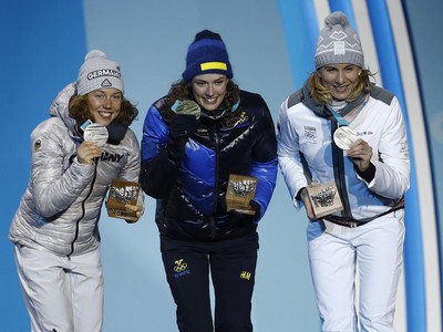 Hanna Öbergová (v strede), Laura Dahlmeierová (vľavo) a Anastasia Kuzminová