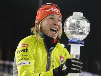 Slovenská biatlonistka Anastasia Kuzminová pózuje s malým glóbusom za celkový triumf v stíhacích pretekoch Svetového pohára v ruskom meste Ťumeň