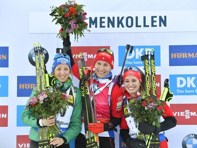 Na snímke slovenská biatlonistka Anastasia Kuzminová (uprostred) pózuje na pódiu po víťazstve v šprinte žien na 7,5 km počas 9. finálového kola Svetového pohára v biatlone v nórskom Holmenkollene 21. marca 2019. Na druhom mieste skončila Nemka Franziska Preussová (vľavo) a tretia Slovenka Paulína Fialková