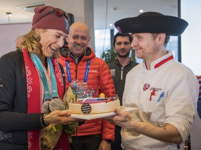 Anastasia Kuzminová dostáva tortu v Slovenskom dome