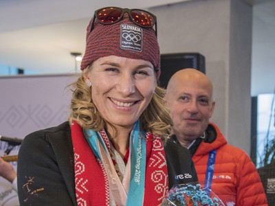 Slovenská biatlonistka Anastasia Kuzminová s tortou v Slovenskom dome 
