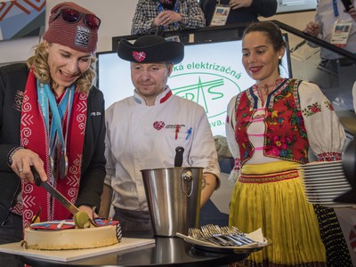 Slovenská biatlonistka Anastasia Kuzminová krája tortu v Slovenskom dome