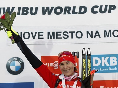 Na snímke slovenská biatlonistka Anastasia Kuzminová oslavuje víťazstvo v preteku na 12,5 km s hromadným štartom Svetového pohára
