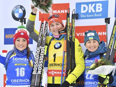 Anastasia Kuzminová (v strede) a jej víťazné oslavy na stupni víťazov