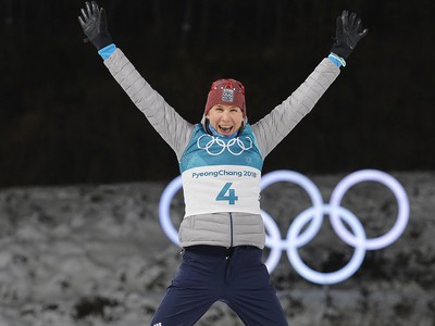 Anastasia Kuzminová sa teší na pódiu po zisku zlatej olympijskej medaily