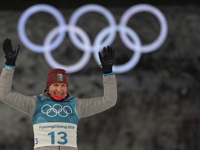 Anastasia Kuzminová sa raduje zo zisku striebornej medaily v stíhacích pretekoch žien na 10 km