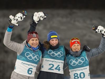 Anastasia Kuzminová sa raduje zo striebornej medaily vo vytrvalostných pretekoch na 15 km