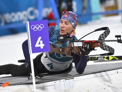 Anastasia Kuzminová na strelnici počas pretekov žien s hromadným štartom na 12,5 km