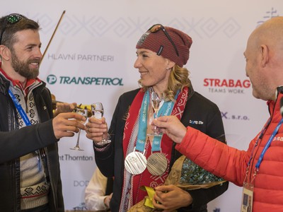 Slovenská biatlonistka Anastasia Kuzminová s manželom Danielom si pripíjajú s prezidentom SOV Antonom Siekelom