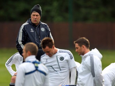 Tréner Chelsea dohliada na svojich zverencov