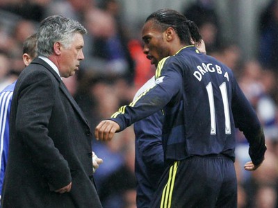 Ancelotti dáva pokynu Drogbovi