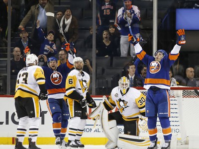 Anders Lee (vpravo) oslavuje gól New York Islanders