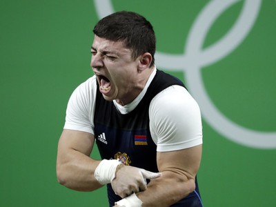 Arménsky vzpierač Andranik Karpetjan kričí od bolesti po tom, ako si zranil ľavý lakeľ pri pokuse v trhu na hmotnosti 195 kg