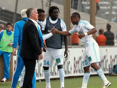Andre Ayew oslavuje gól so spoluhráčmi