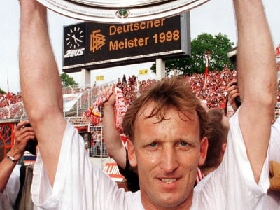 Na archívnej snímke z 9. mája 1998 vtedajší kapitán 1. FC Kaiserslautern Andreas Brehme pózuje s majstrovskou trofejou po zápase 34. kola nemeckej Bundesligy