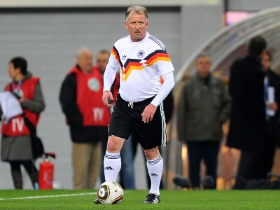 Na archívnej snímke z 20. novembra 2010 bývalý nemecký futbalista Andreas Brehme z Tímu majstrov sveta z roku 1990 počas zápasu legiend v Lipsku