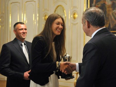 Sprava: Prezident SR Andrej Kiska, víťazka Australian Open tenistka Tereza Mihalíková a jej otec Ľubomír počas prijatia v Prezidentskom paláci