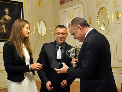 Zľava: Víťazka Australian Open tenistka Tereza Mihalíková, jej otec Ľubomír a prezident SR Andrej Kiska, počas prijatia v Prezidentskom paláci