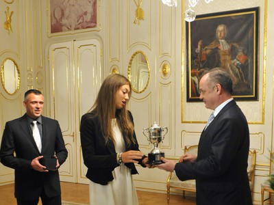 Sprava: Prezident SR Andrej Kiska, víťazka Australian Open tenistka Tereza Mihalíková a jej otec Ľubomír počas prijatia v Prezidentskom paláci