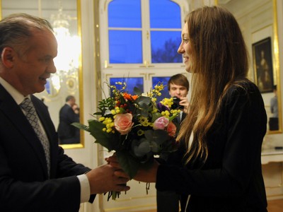 Zľava: Prezident SR Andrej Kiska a víťazka Australian Open tenistka Tereza Mihalíková počas prijatia v Prezidentskom paláci