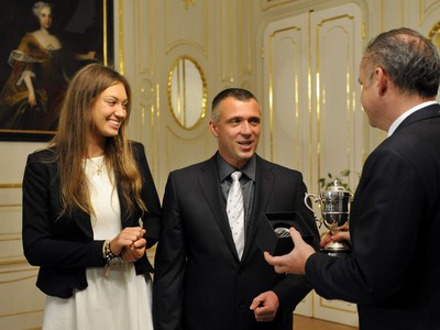 Zľava: Víťazka Australian Open tenistka Tereza Mihalíková, jej otec Ľubomír a prezident SR Andrej Kiska počas prijatia v Prezidentskom paláci